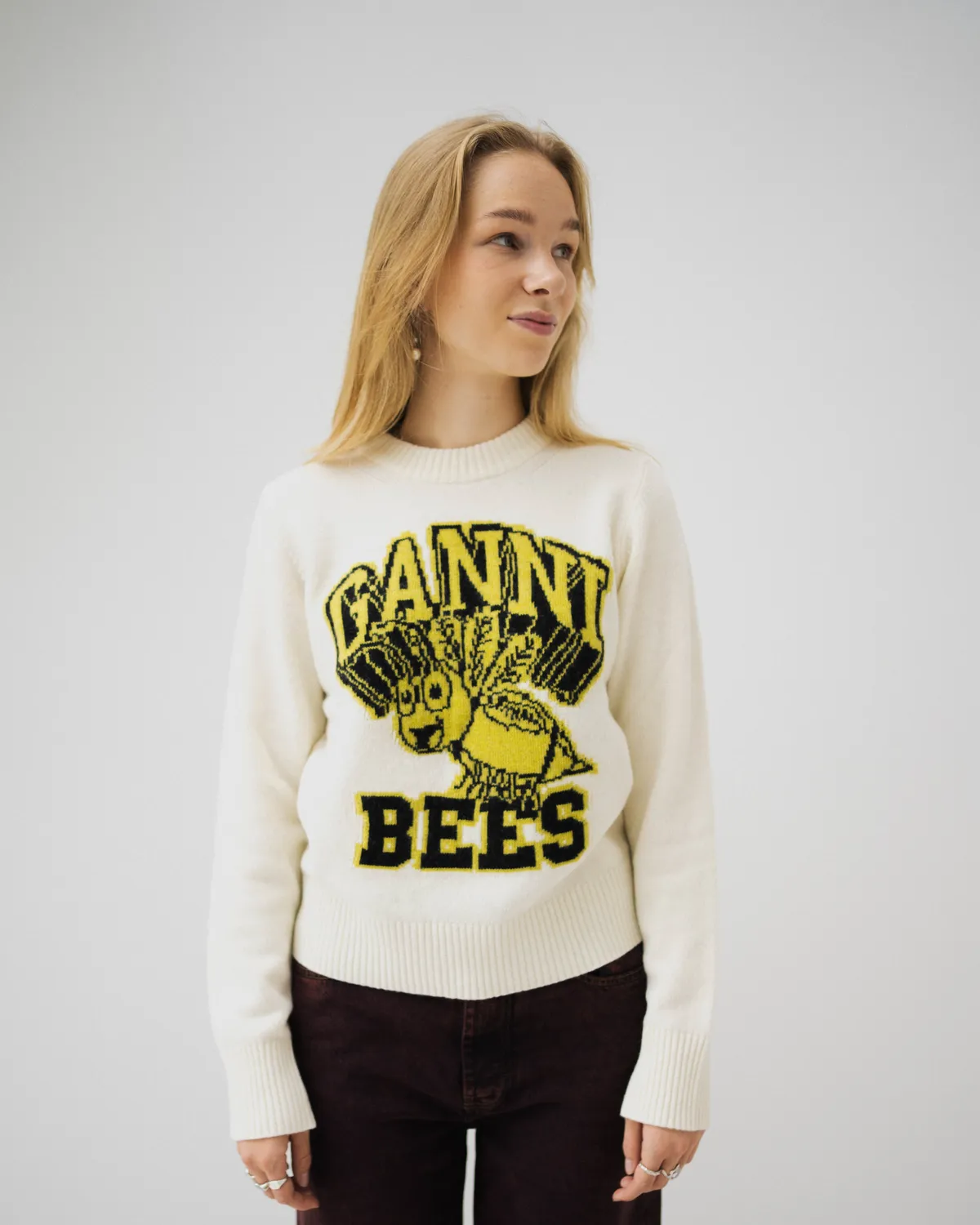 Graphic O-neck Pullover Bees - Egret