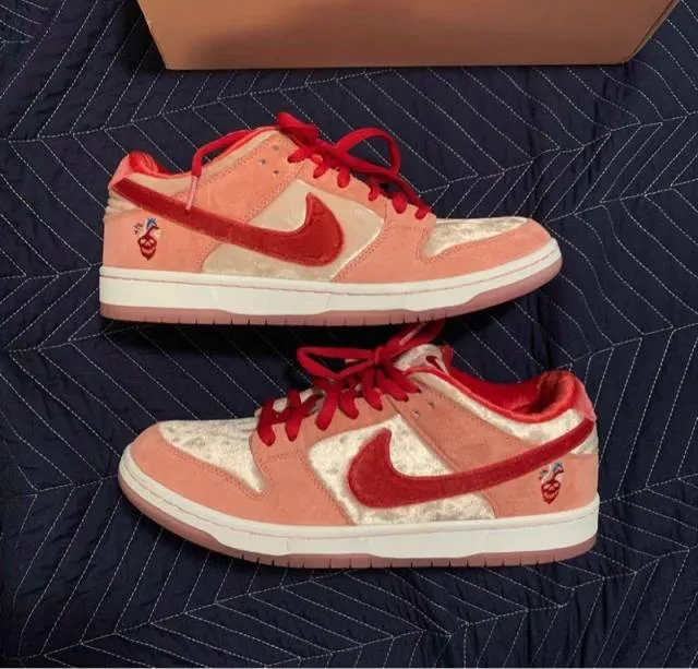 Nike SB Dunk low strange Love